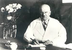 Profesor Mieczysław Michałowicz przy biurku