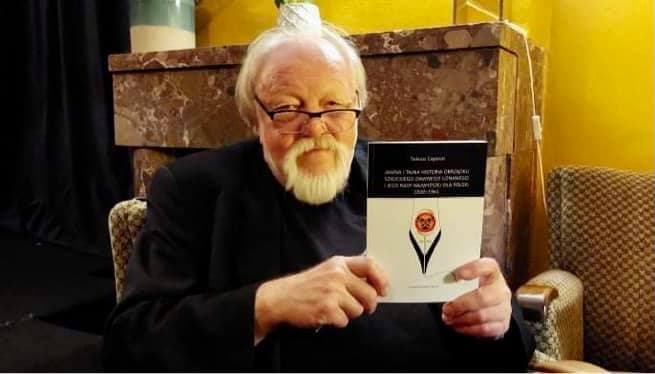Tadeusz Cegielski z egzemplarzem książki „Jawna i tajna historia Obrządku Szkockiego Dawnego Uznanego”