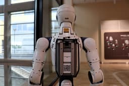 Robot humanoidalny Unitree R1 Edu widziany od tyłu