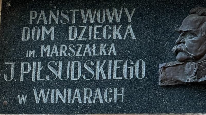 Tablica Państwowego Domu Dziecka w Winiarach